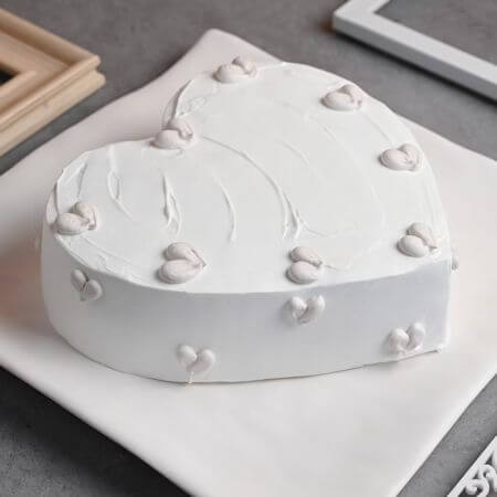 Adorable Heart Shaped Vanilla Cream Cake Half Kg