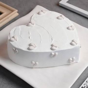 Adorable Heart Shaped Vanilla Cream Cake Half Kg