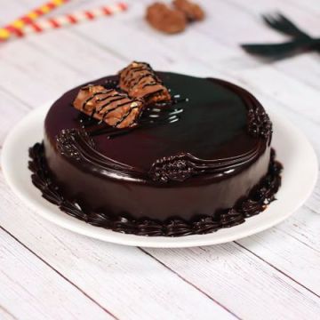 Enticing Kitkat Cake Half Kg