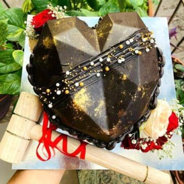 Sparkling Chocolate Pinata Cake 750 gms