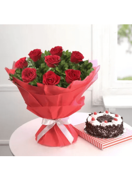 Black Forest Cake Half Kg with 6 Red Roses Bunch Black Forest Cake Half Kg with 6 Red Roses Bunch